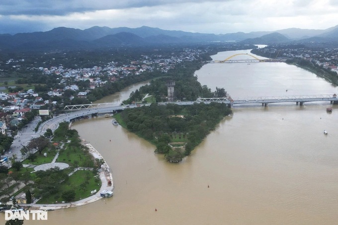 Hue to build outdoor stage by Huong River - 1