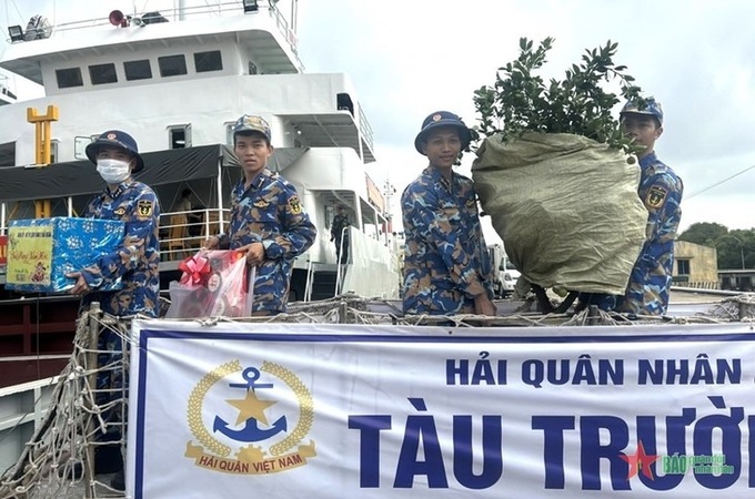 Tet gifts brought to soldiers on Spratly Islands - 6