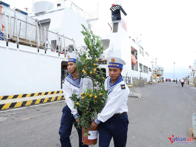 Tet gifts brought to soldiers on Spratly Islands - 5