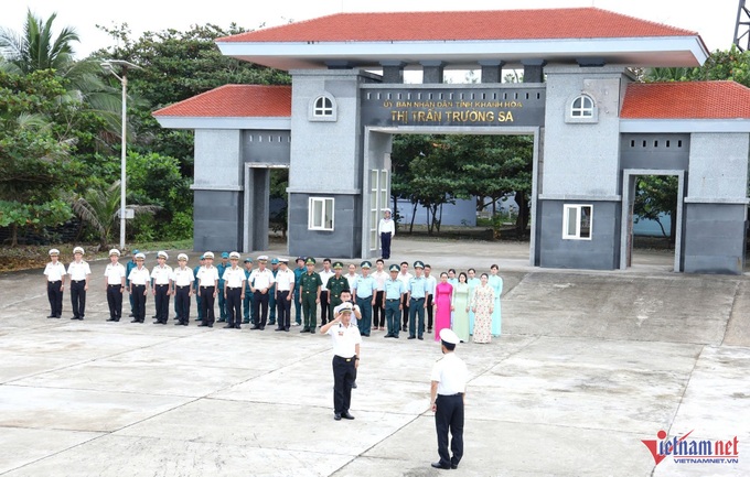 Tet gifts brought to soldiers on Spratly Islands - 2