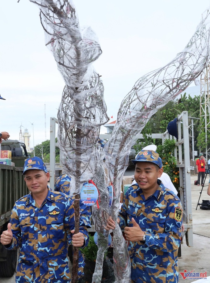 Tet gifts brought to soldiers on Spratly Islands - 4