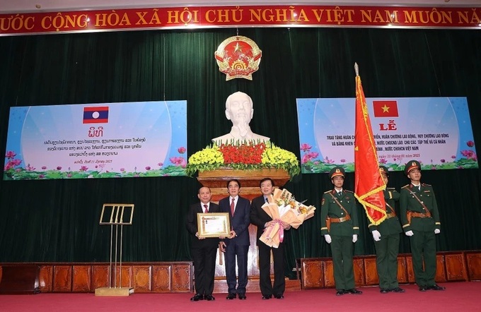 Laos honours Hoa Binh collectives, individuals for education project - 1