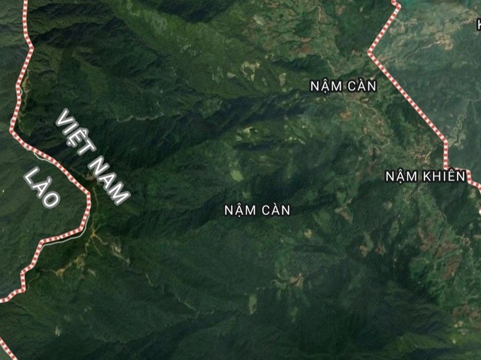 Six killed as truck crashes into Nghe An roadside store - 1