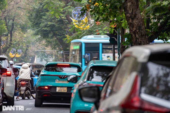 Hanoi traffic signage almost covered - 1