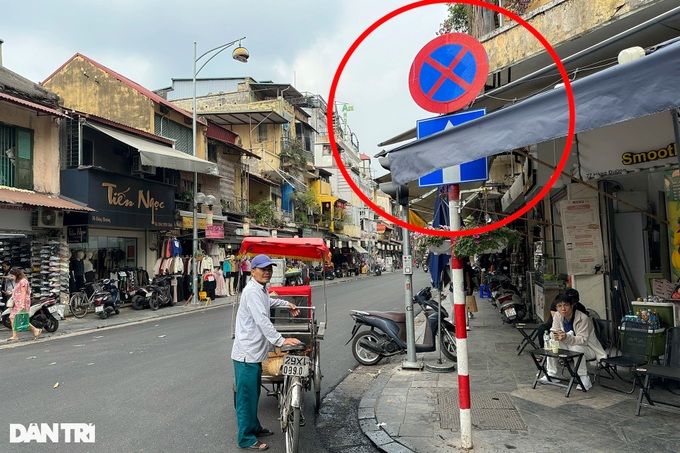 Hanoi traffic signage almost covered - 3