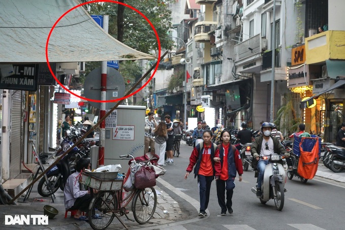 Hanoi traffic signage almost covered - 8