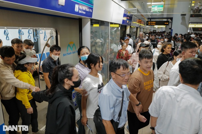 HCM City metro remains packed with passengers - 7