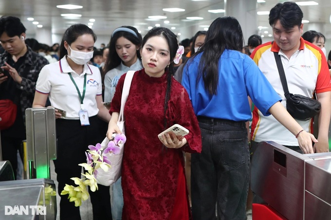 HCM City metro remains packed with passengers - 3