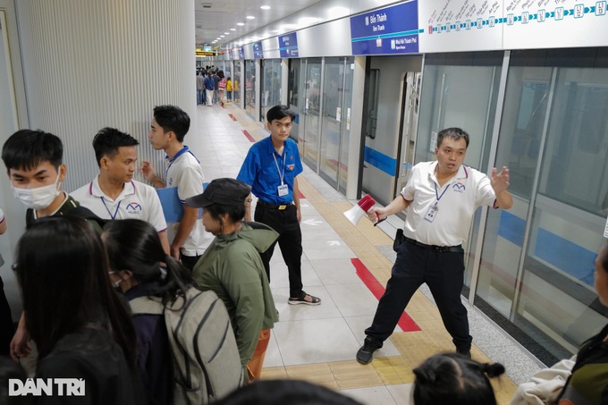 HCM City metro remains packed with passengers - 4