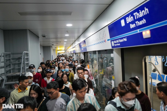 HCM City metro remains packed with passengers - 1