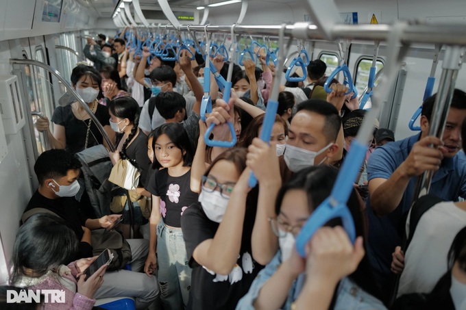 HCM City metro remains packed with passengers - 5