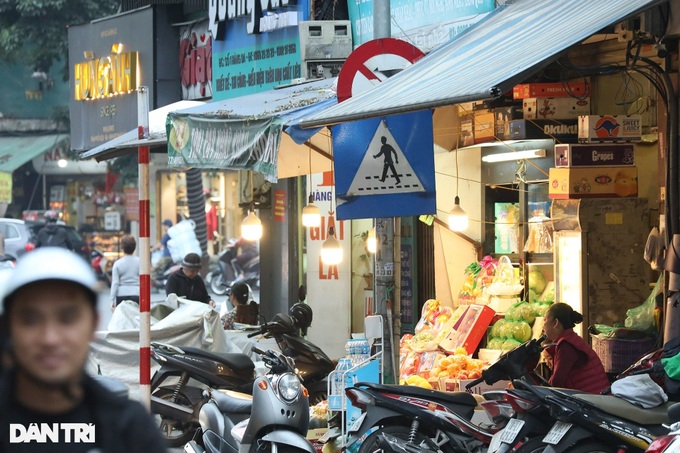 Hanoi traffic signage almost covered - 2