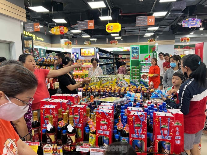 HCM City supermarkets jammed as Tet nearing - 1