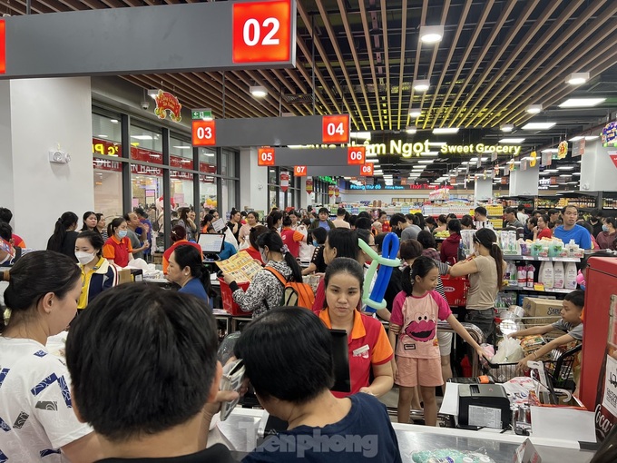 HCM City supermarkets jammed as Tet nearing - 5