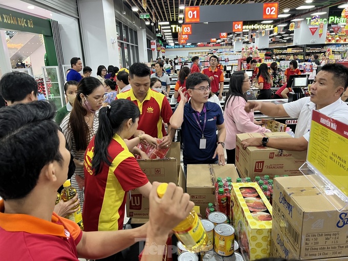 HCM City supermarkets jammed as Tet nearing - 2