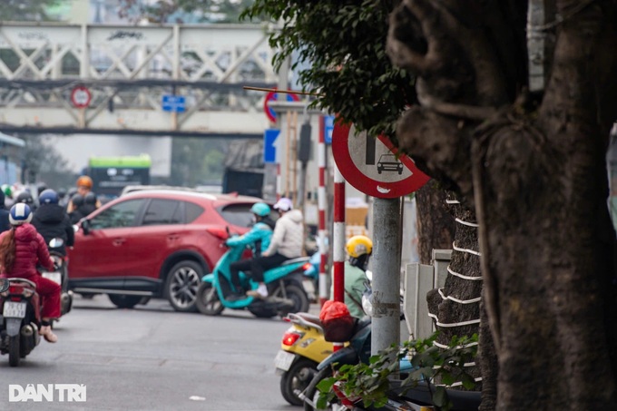 Hanoi traffic signage almost covered - 5