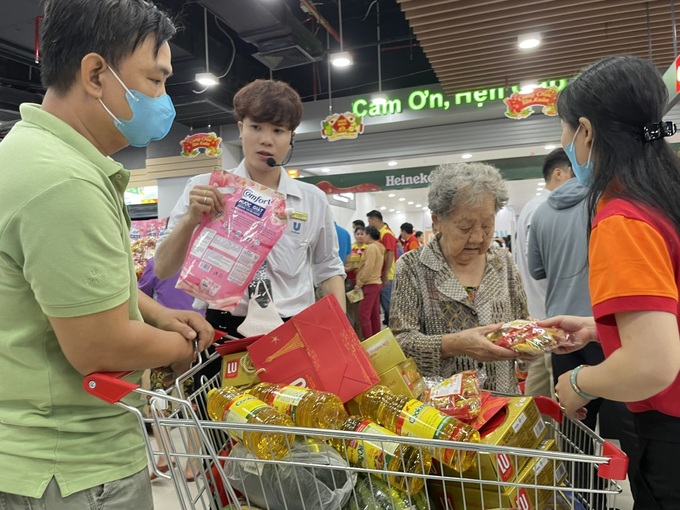 HCM City supermarkets jammed as Tet nearing - 3