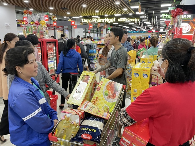 HCM City supermarkets jammed as Tet nearing - 4