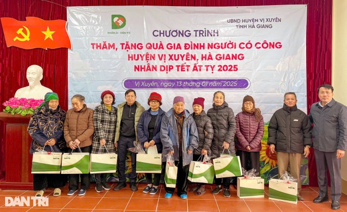 Dantri Newspaper gives Tet gifts to Ha Giang families - 2