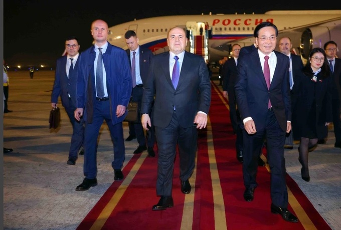 Russian PM arrives in Hanoi, beginning two-day official to Vietnam - 1