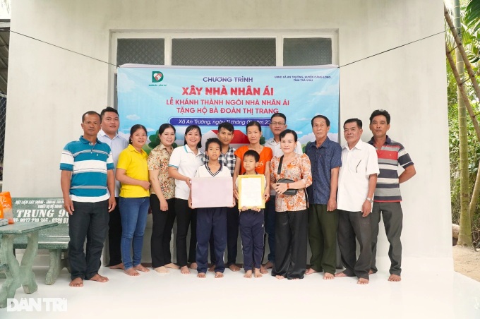 Disadvantaged Tra Vinh family welcomes new house - 1