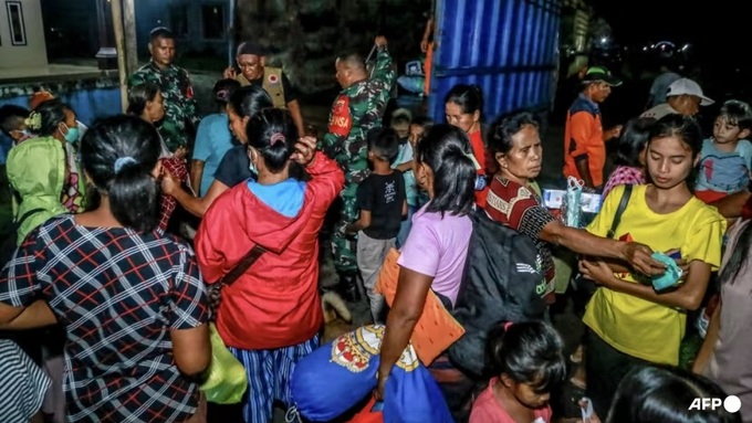 Indonesian rescuers evacuating thousands after volcano erupts - 1