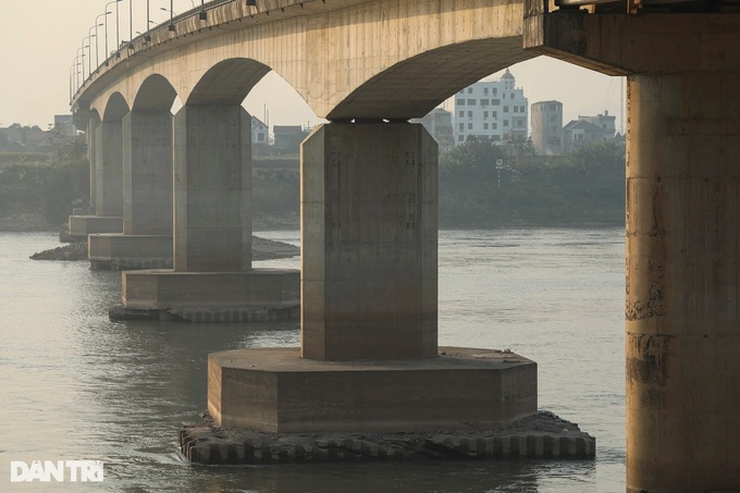 Bridges show foundation on drying rivers - 8