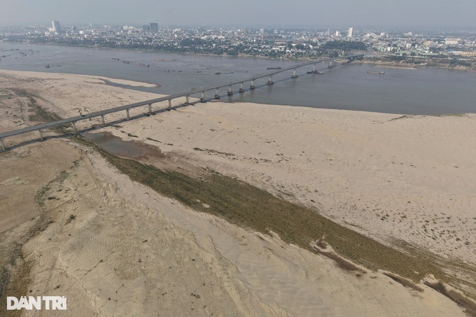 Bridges show foundation on drying rivers - 1