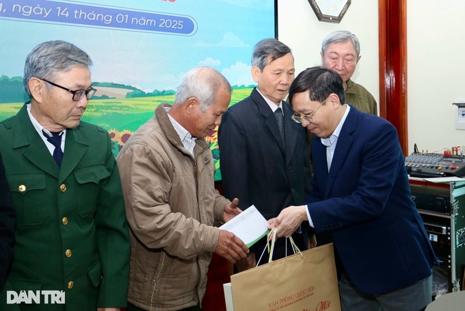 Dantri Newspaper presents Tet gifts to Hai Duong families - 1