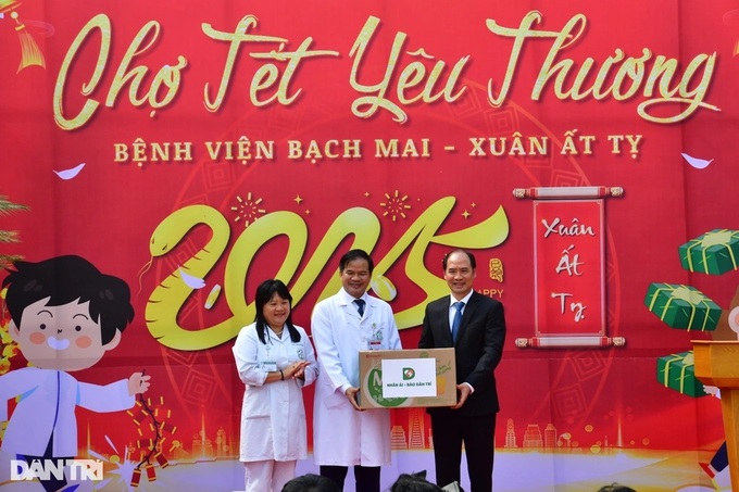 Hundreds of Tet gifts granted to patients at Hanoi hospital - 2