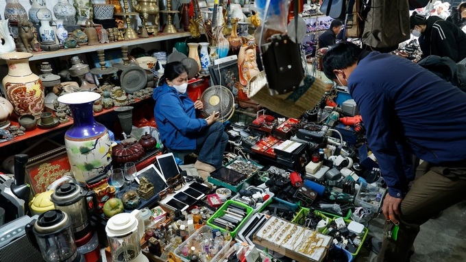 Hanoi antique market bustling ahead of Tet - 2