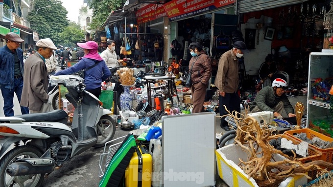 Hanoi antique market bustling ahead of Tet - 1