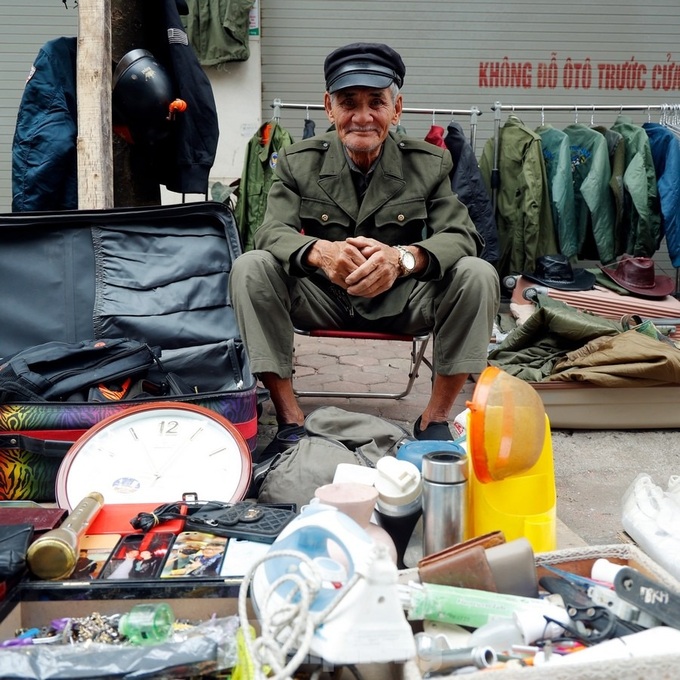 Hanoi antique market bustling ahead of Tet - 3