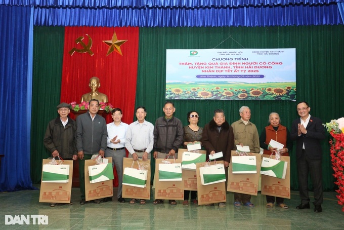 Dantri Newspaper presents Tet gifts to Hai Duong families - 2