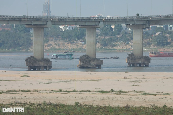 Bridges show foundation on drying rivers - 3