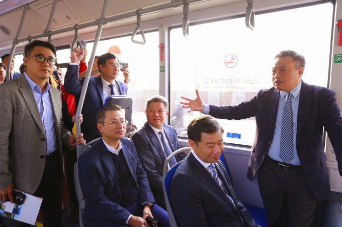 Hanoi pilots four electric bus routes - 1