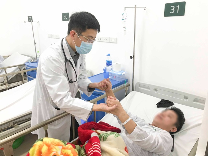 Hanoi hospitals report rising cases of strokes due to cold weather - 1