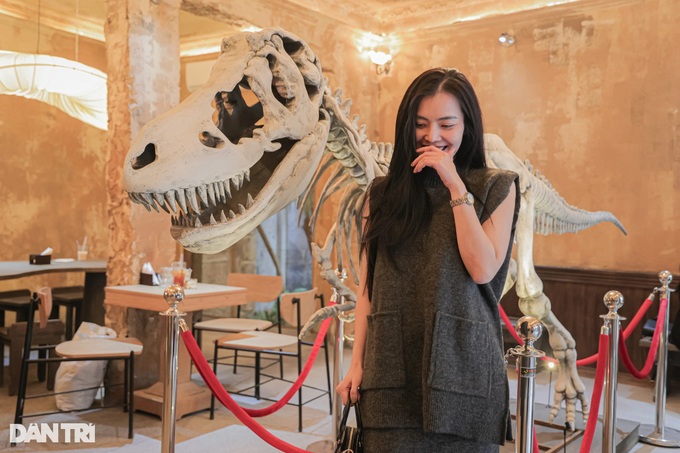 Hanoi café showcasing dinosaur skeleton captivates visitors - 3