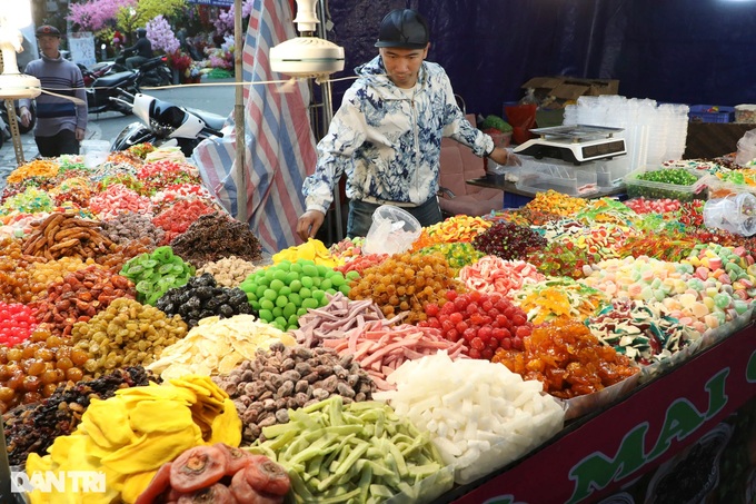 Famous Hanoi flower market attracts Tet shoppers - 6