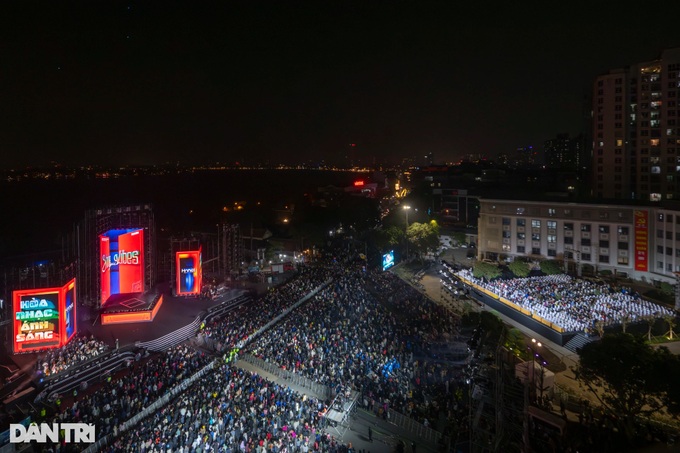 Huge drone show lights up Hanoi - 1