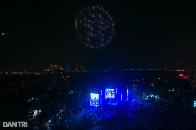 Huge drone show lights up Hanoi - 8