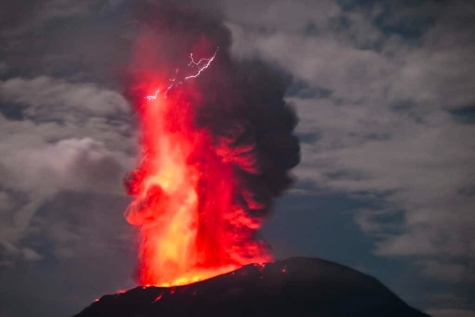 Indonesia's Mount Ibu erupts more than 1,000 times this month - 1