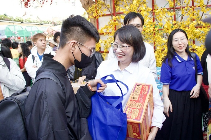 Free Tet trips home for thousands of workers and students - 1