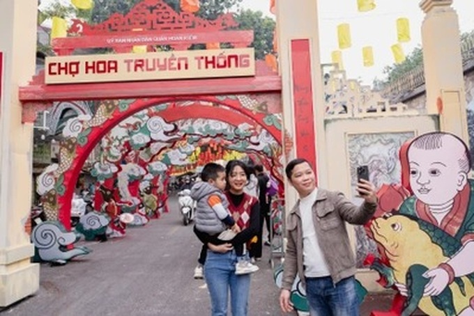 Hanoi Tet displayed on mural street - 2