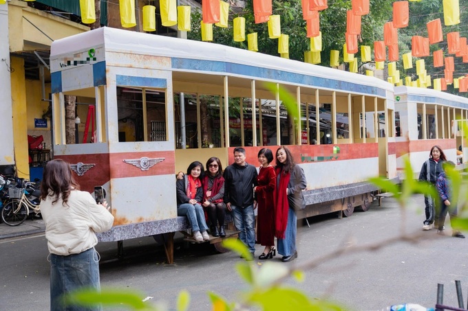 Hanoi Tet displayed on mural street - 4