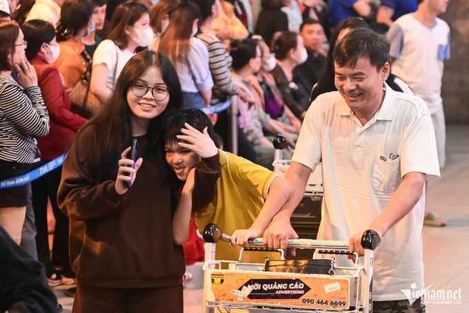 HCM City airport crowded as people return for Tet - 3