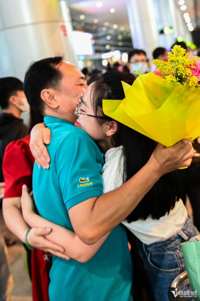 HCM City airport crowded as people return for Tet - 4