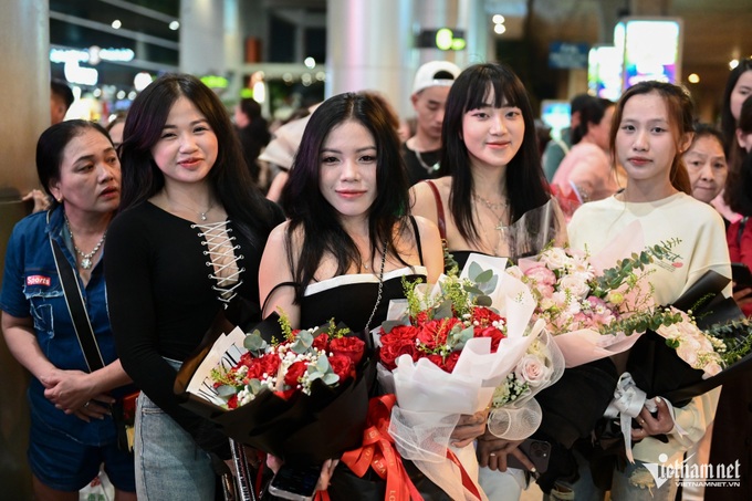 HCM City airport crowded as people return for Tet - 6