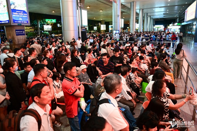 HCM City airport crowded as people return for Tet - 1