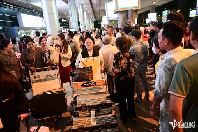 HCM City airport crowded as people return for Tet - 2